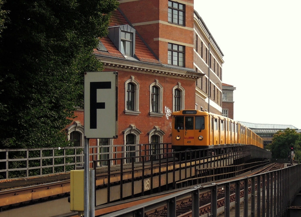 Zug der Berliner U-Bahn-Linie 2 auf der Fahrt vom Bahnhof  Gleisdreieck  zur Station  Mendelssohn-Bartholdy-Park . 21.8.2012