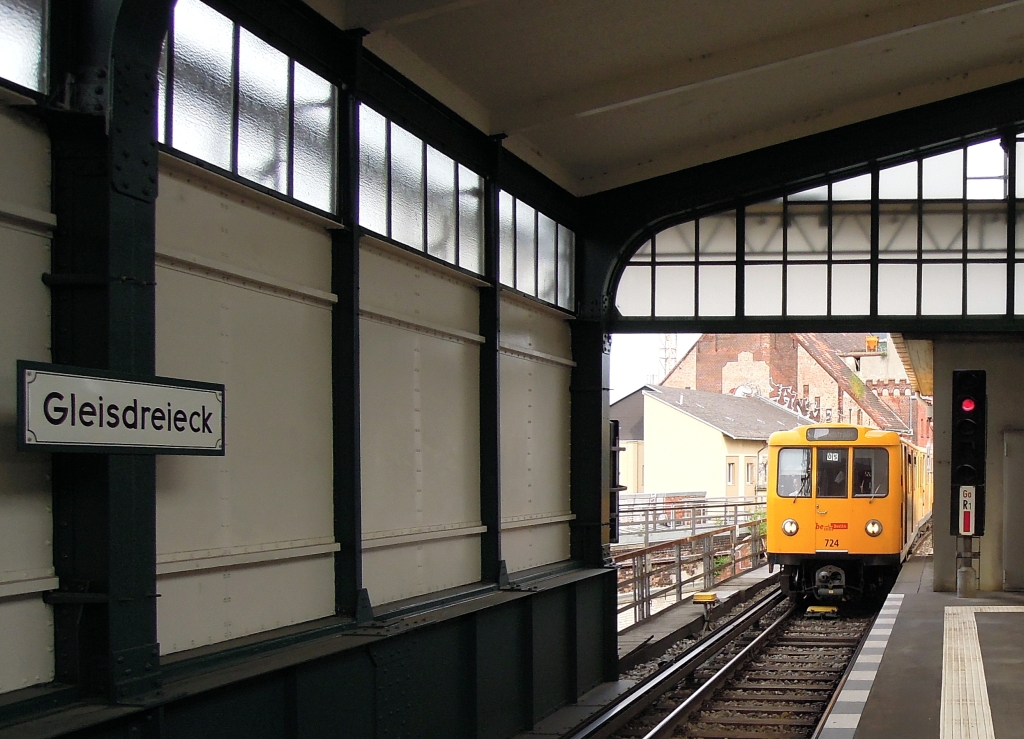 Zug der Berliner U-Bahnlinie U1 Richtung Uhlandstrae bei der Einfahrt in die Station  Gleisdreieck . 21.8.2012