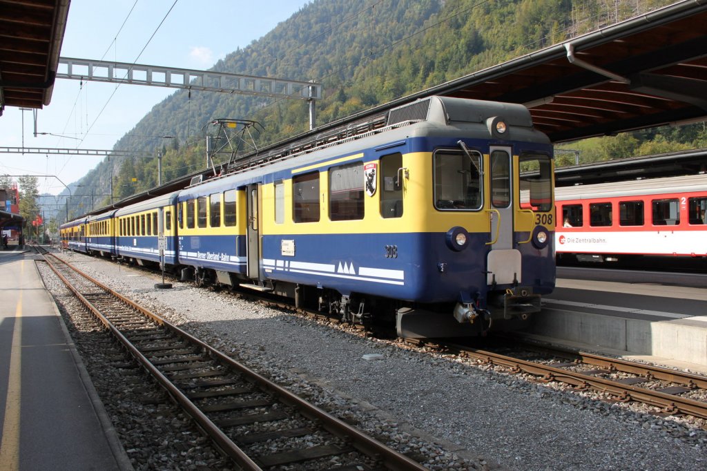 Zug der Berner Oberland Bahn(BOB)nach Lauterbrunnen am 22.09.11 in Interlaken Ost.