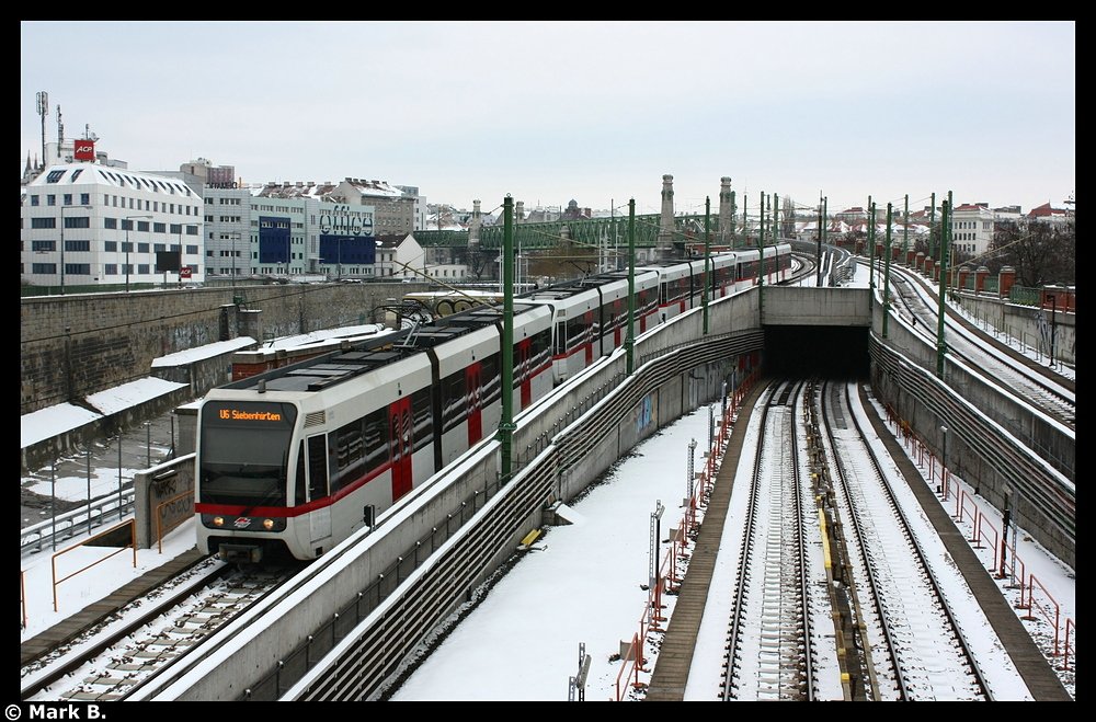 Zug bestehend aus T+T+T+T an der Rampe Lengenfeldgasse. Aufgenommen am 14.02.10