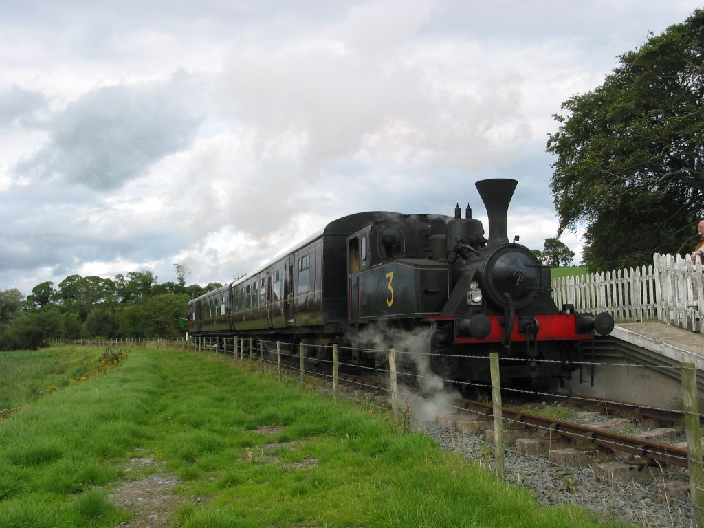 Zug des Eisenbahnmuseums von Downpatrick mit Lok 3 (ex Comlucht Suicre Eireann Nr. 3 von O&K) am 28. August 2004.