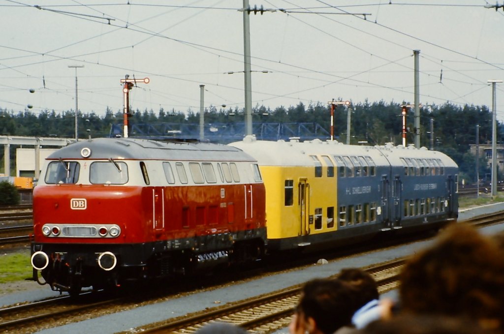 Zug des Schnellverkehrs Hamburg - Lbeck mit V 160 003 und Doppelstockwagen auf der Fahrzeugparade  Vom Adler bis in die Gegenwart , die im September 1985 an mehreren Wochenenden in Nrnberg-Langwasser zum 150jhrigen Jubilum der Eisenbahn in Deutschland stattgefunden hat.