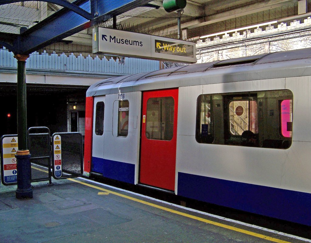 Zug der District Line in der South Kensington Station, 18.3.010.