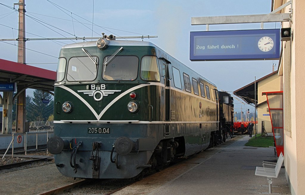  Zug fhrt durch  2050.04 holt die Dampflok 93.1403, welche als Werbelok fr die Nostalgiefahrten der Erlebnisweltbahn das halbe Jahr im Bahnhof Korneuburg verbrachte, ab und bringt sie (angeblich) nach Strahof ins Heizhaus. Korneuburg, am 21.11.2009.