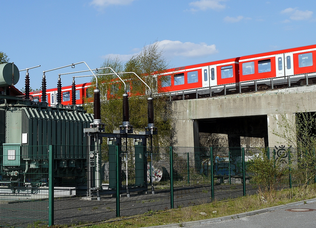 Zug der Hamburger S-Bahn beim Umspannwerk(?) auf dem Gel�nde des ehemaligen Barmbeker G�terbahnhofs. 5.5.2013