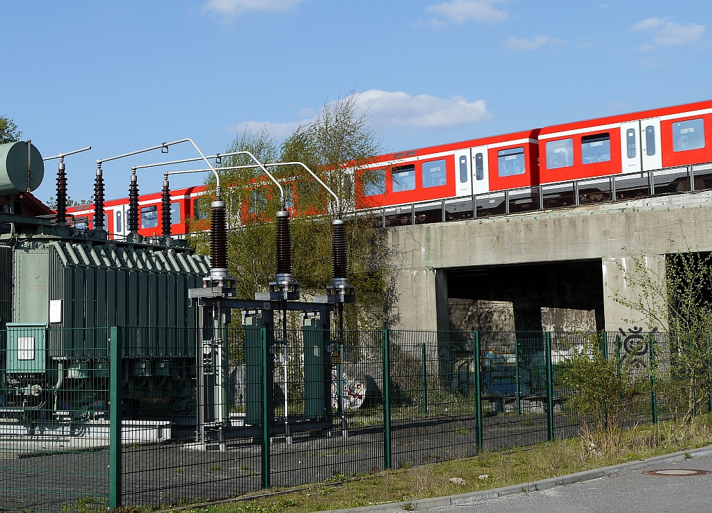Zug der Hamburger S-Bahn beim Umspannwerk(?) auf dem Gelnde des ehemaligen Barmbeker Gterbahnhofs. 5.5.2013