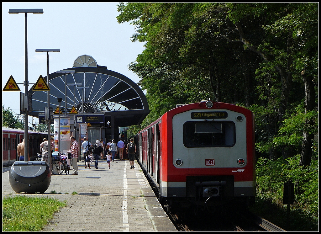 Zug der Hamburger S-Bahn in der Station  Holstenstrae . Frher berspannte eine zweischiffige Halle die vier Gleise des Bahnhofs. Was die  Designer  der DB nach dem Abbruch Mitte der 80er Jahre daraus gemacht haben, sieht man hier. 6.7.2013 
