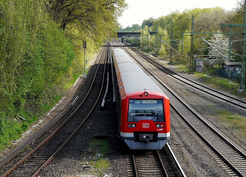 Zug der Hamburger S-Bahnlinie S1 hinter der Station  Rbenkamp , Fahrtrichtung Innenstadt. Rechts davon das Gtergleis aus Ohlsdorf, und ganz rechts die Einfdelung der sogenannten Gterumgehungsbahn. 5.5.2013