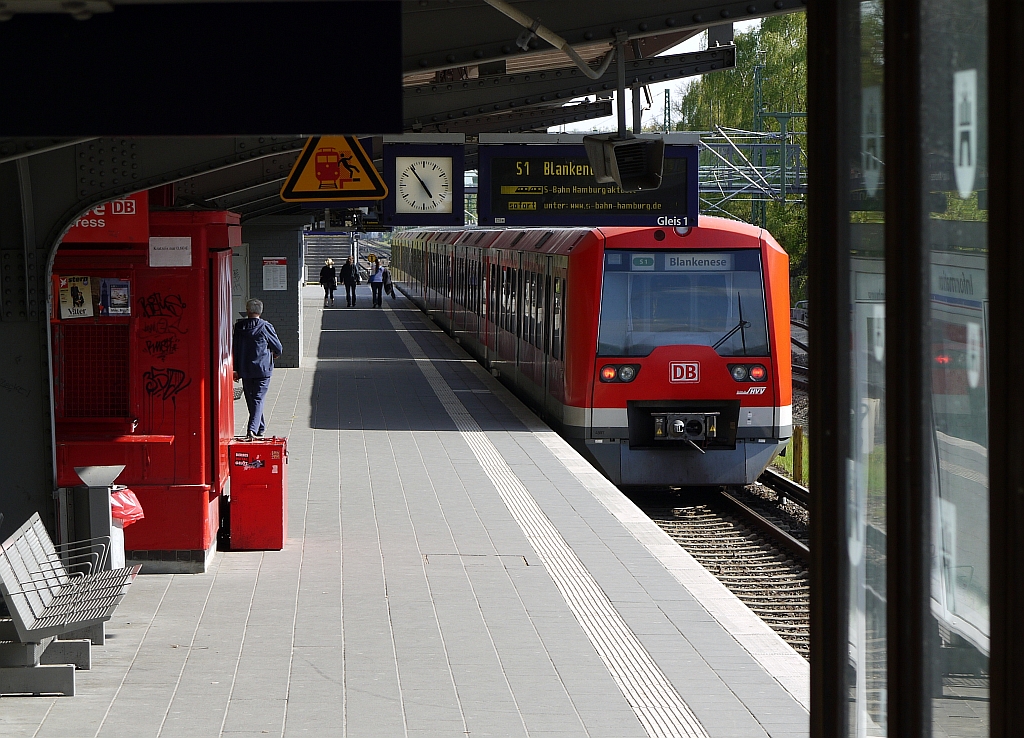 Zug der Hamburger S-Bahnlinie S1 in der Station  Rbenkamp . 5.5.2013
