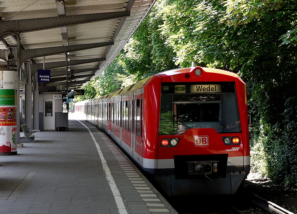 Zug der Hamburger S-Bahnlinie S1 in der Station  Hasselbrook , im Osten der Hansestadt. 8.6.2013