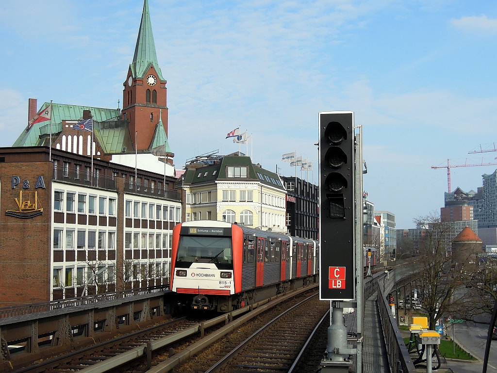 Zug der Hamburger U-Bahnlinie U3 auf der Paradestrecke am Hafen, kurz vor der Einfahrt in die Station  Landungsbrcken . 25.4.2013