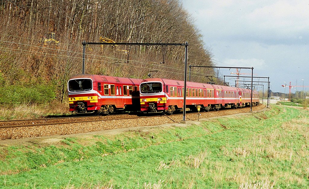 Zug Kreuzung bei Diest am 9.5.1997. Links Elektrotriebwagen der SNCB
917 und rechts 943. 