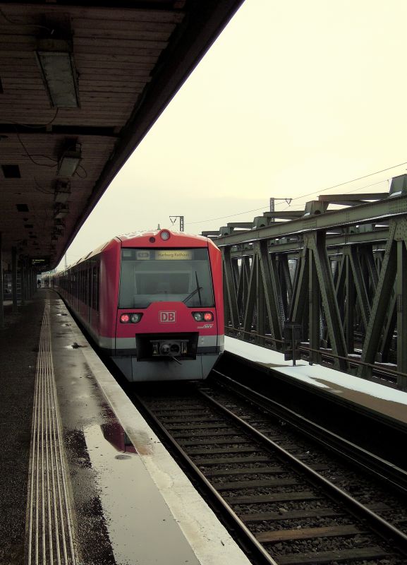 Zug der Linie S31 nach Harburg im Hamburger S-Bahnhof  Veddel . 28.1.2012