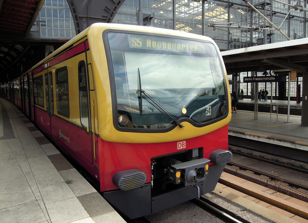 Zug der Linie S5 im Bahnhof Berlin-Friedrichstrae, 10.8.2012