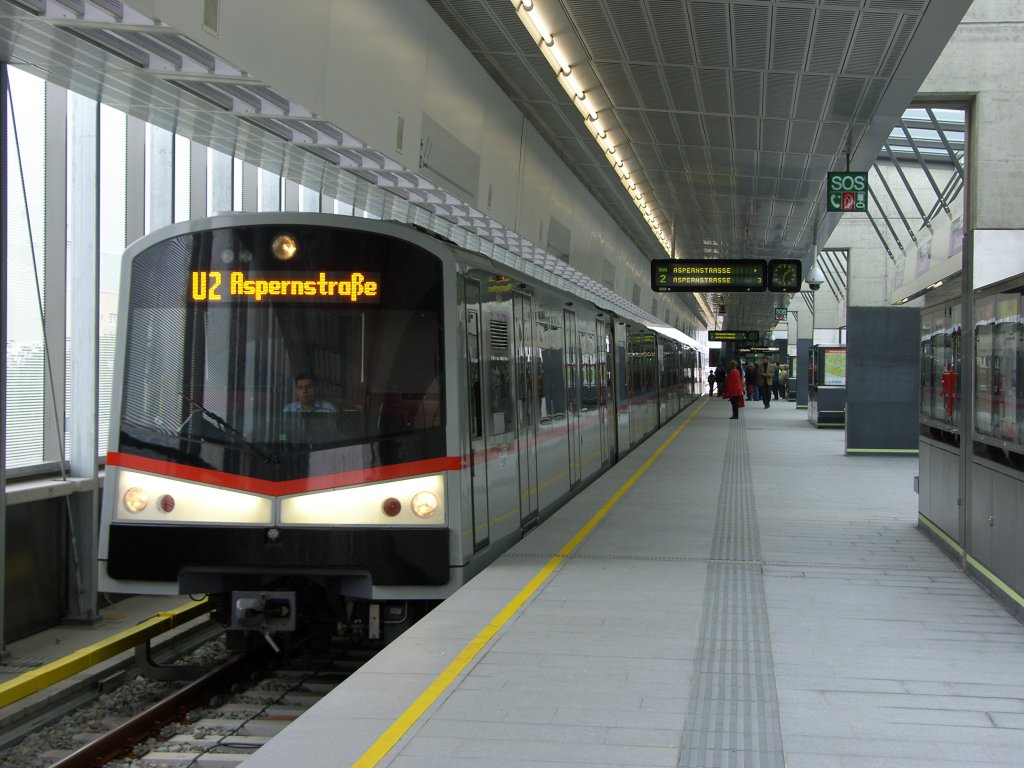 Zug der Linie U2 f�hrt Richtung  Aspernstra�e  in die Station  Donauspital  am 2.10.2010 ein