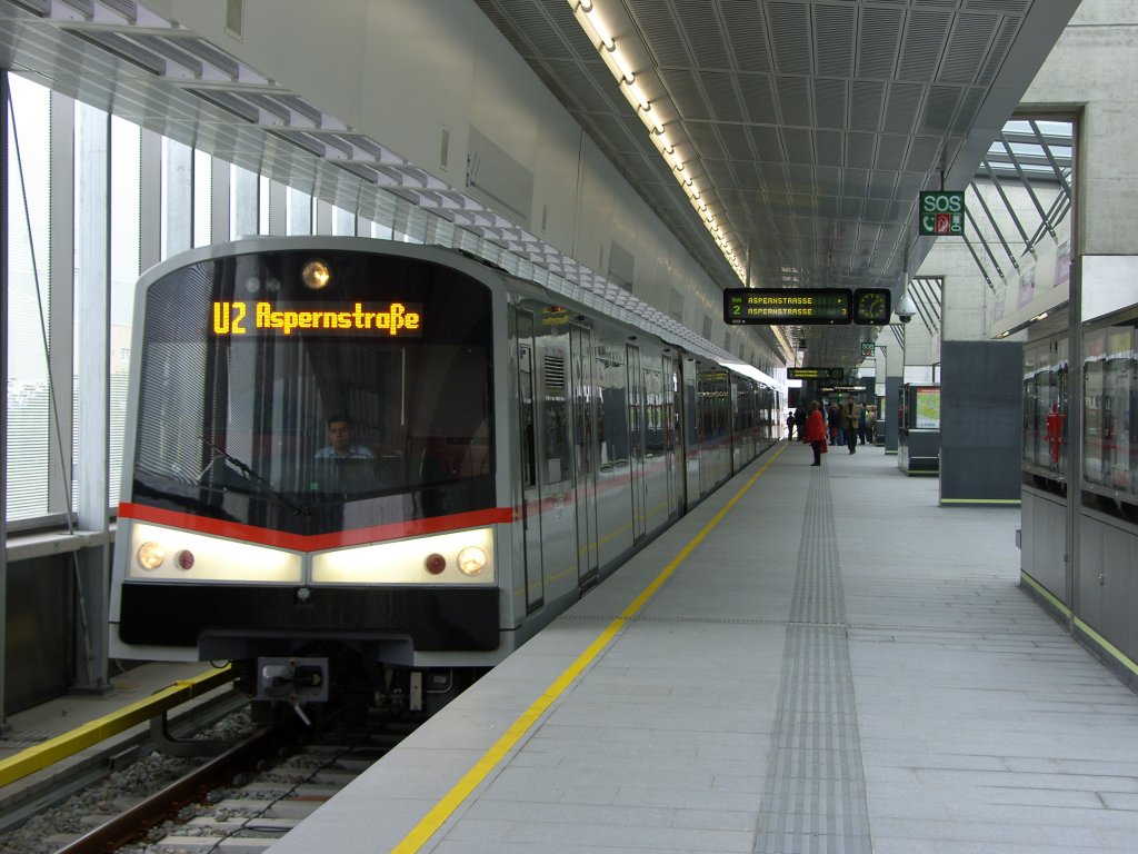 Zug der Linie U2 fhrt Richtung  Aspernstrae  in die Station  Donauspital  am 2.10.2010 ein