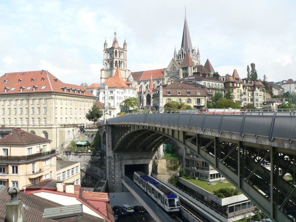 Zug der Metro m2 auf der Bessires-Brcke in Lausanne. Eine schne Erinnerung an ein inoffizielles kleines Bahnbilder-Treffen. 28.7.2011