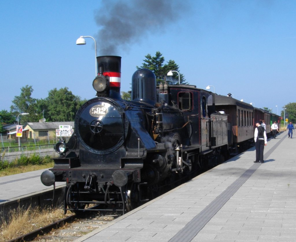 Zug der Nordsjllands Veterantog gezogen von ehem. DSB K582 in Gilleleje am 3. Juli 2011.