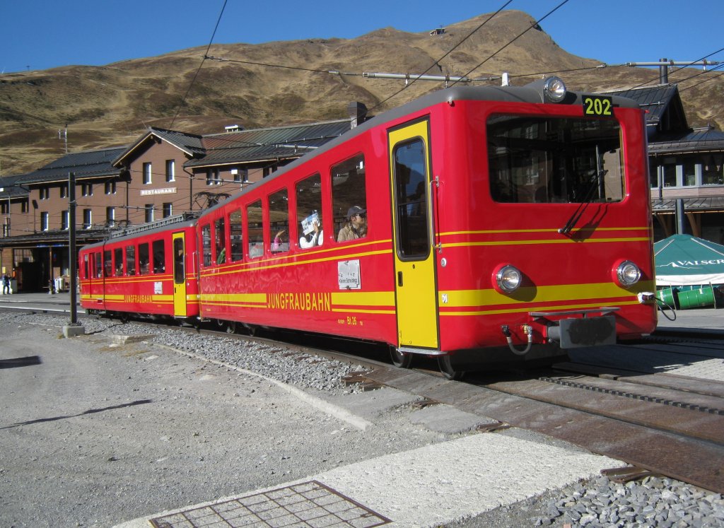 Zug Nr. 202 bestehend aus Bt 26 und BDhe 2/4 202 bei Ausfahrt in Kleine Scheidegg in Richtung Jungfraujoch, 10.11.2011.