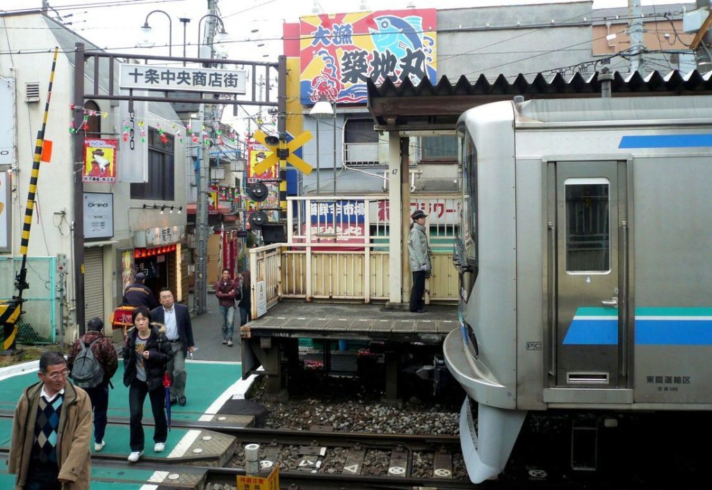 Zug Nr.7 mit Endwagen 70-079 hlt in Tokyo-Jj an der Saiky-Linie. Die Schaffnerin kontrolliert das Ein- und Aussteigen und wird gleich mit ihrer linken Hand die Abfahrt-Warnmelodie anschalten. 27.Februar 2010. 
