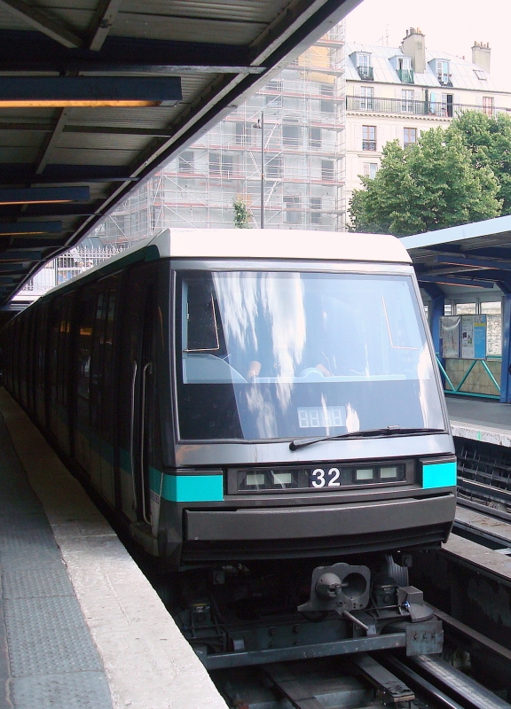 Zug der Pariser Metro vom Typ MP89CC in der Station Bastille - Linie 1.
15.7.2009