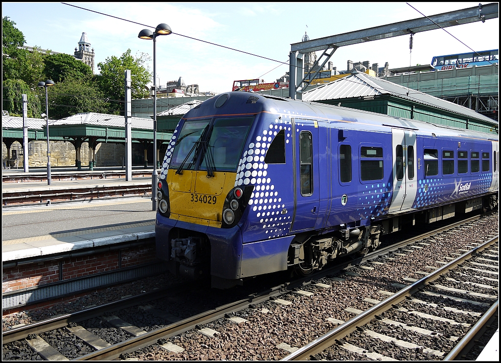 Zug der privaten Eisenbahngesellschaft  ScotRail  im Bahnhof von Edinburgh-Waverley. 14.7.2013