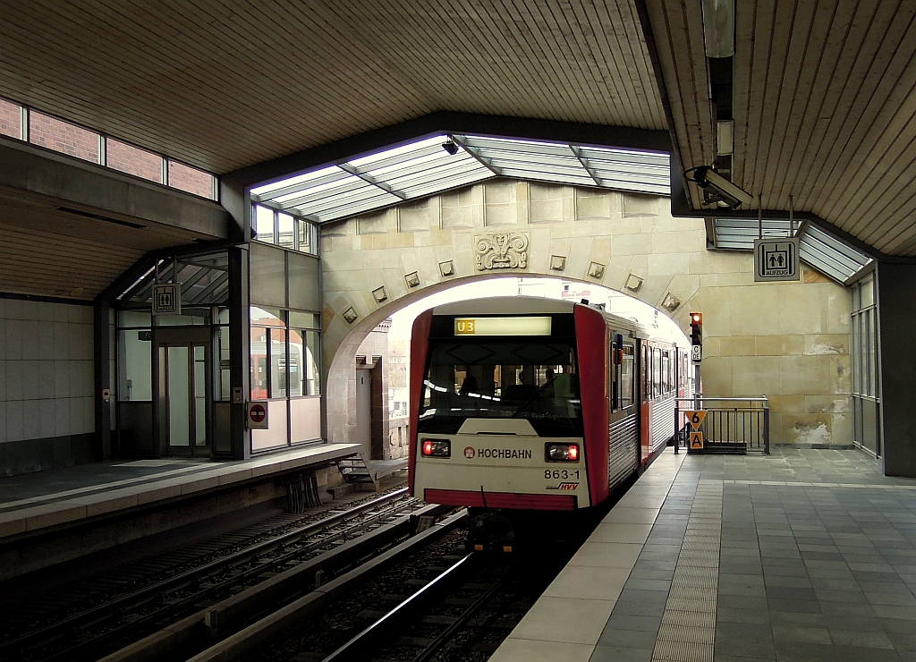 Zug der Ringlinie U3 in der Hamburger U-Bahnstation  Dehnhaide  - in den 90er Jahren umfangreich modernisiert. 25.4.2013