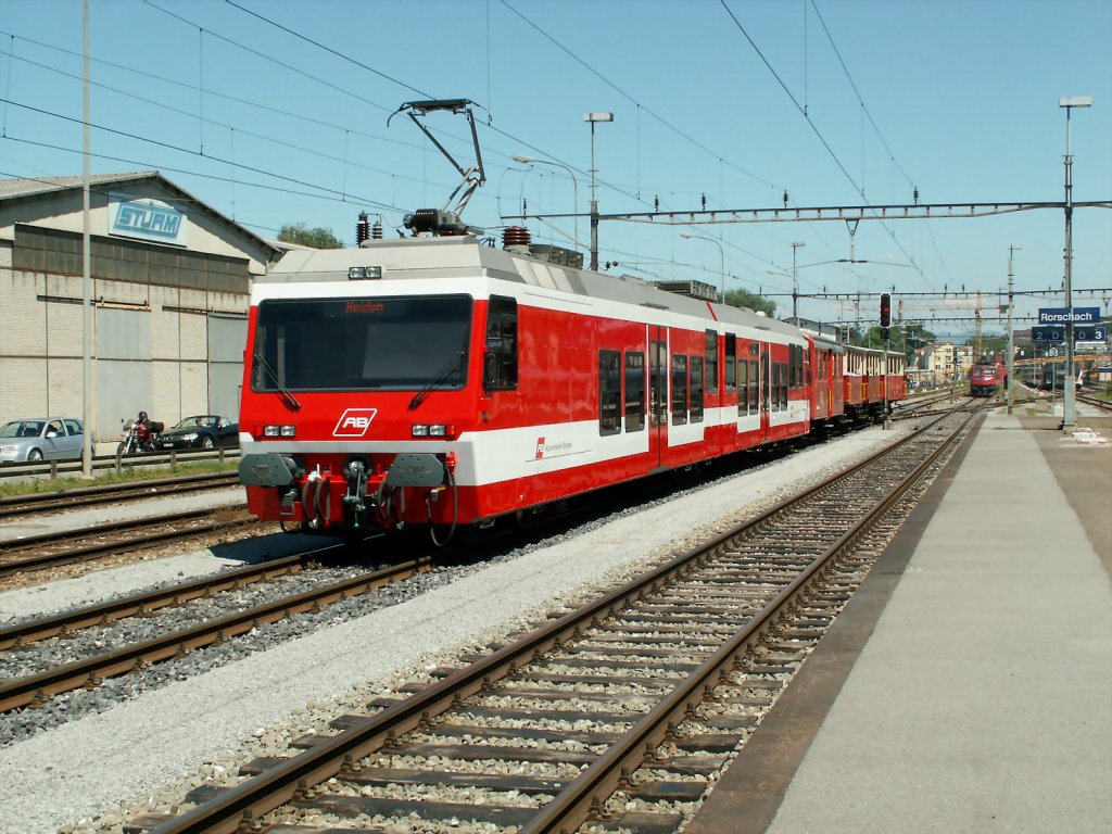 Zug der Rorschach-Heiden Bahn(RHB)in Rorschach bei der Ausfahrt nach Heiden.05.06.10