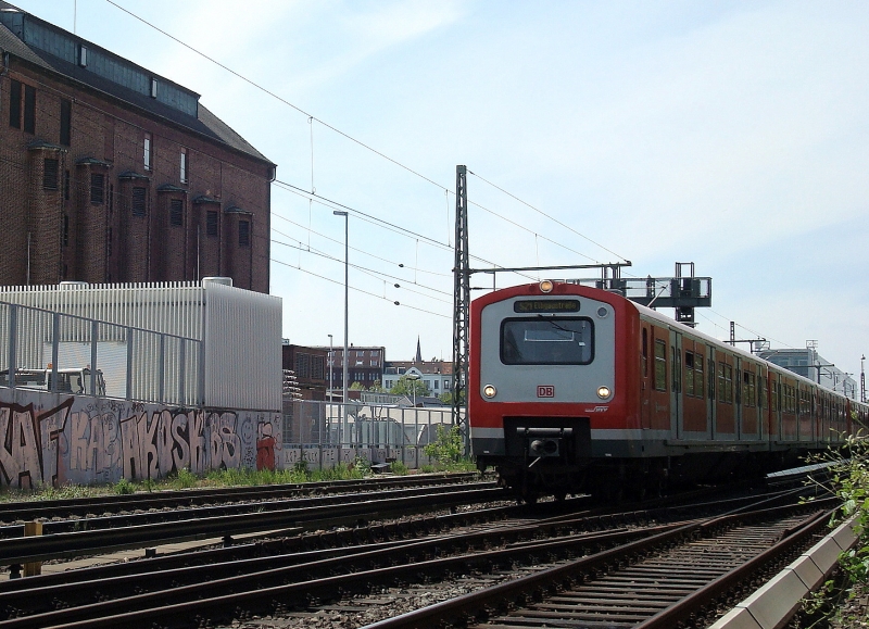 Zug der S-Bahn Linie 21 nach der Ausfahrt aus Hamburg Sternschanze. Offenbar wurde vergessen, das Zielschild zu ndern: der Zug kommt von der Station Elbgaustrae und fhrt Richtung Aumhle. 29.5.2010