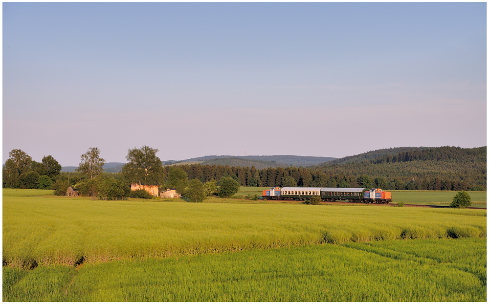 Zug in den Sonnenuntergang:
Vier Tage Plandiesel auf dem Schsische-Schweiz-Ring sind vorbei - schn wars bei durchgehend feinem Kaiserwetter!
Am 03.06.2011 um 20:16 Uhr sind die beiden 212r der Nordbayerischen Eisenbahn unterwegs von Neustadt nach Pirna, vorbei an einem kleinen Bahnwrterhaus bei Langenwolmsdorf im letzten Licht der untergehenden Sonne.
