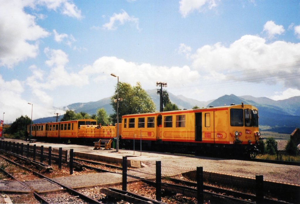 Zug Train Jaune (SNCF) der Ligne de Cerdagne, im Bahnhof Font-Romeu-Odeillo-Via (1533m). 