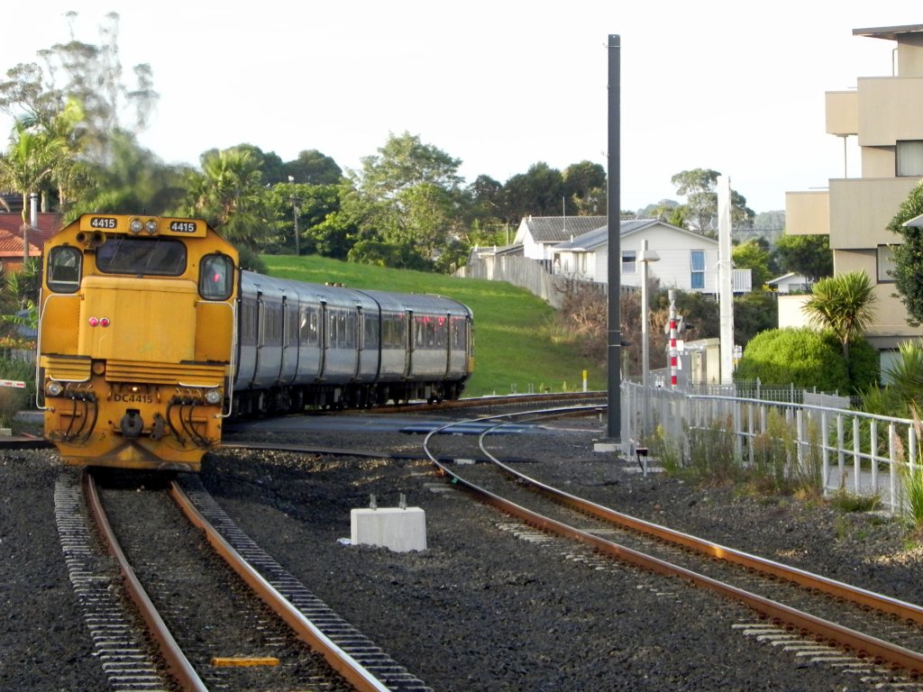Zug der Western Line mit DC 4415 als Schublock in Richtung Waitakere nach der Ausfahrt in Avondale am 16.3.2012.
Der Zug besteht, typisch fr die Western Line vom zentralen Britomat ins westlich vom Zentrum Aucklands gelegene Waitakere, aus einer Lok und 4 Wagen.