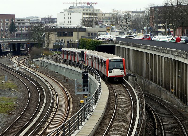 Zug der wiedererstandenen Ringlinie U3 bei der Ausfahrt aus der Station  Berliner Tor . Links im Bild das Gleispaar der hier parallel verlaufenden S-Bahn. Hamburg, 11.3.2012