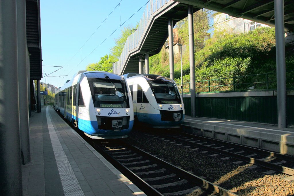 Zugbegegnung  am 23.04.2007 am Haltepunkt Schwerin Mitte mit den Zgen VT 705 und /02 der OLA Schwerin