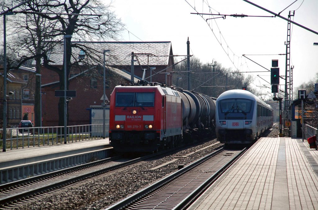 Zugbegegnung am 30.03.10 in Burgkemnitz. Whrend 185 279 mit einem Kesselwagenzug Richtung Wittenberg fhrt, ist der IC Richtung Halle(S) unterwegs.