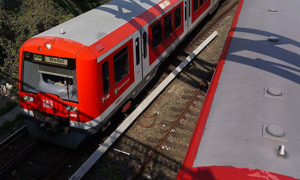 Zugbegegnung am Hamburger S-Bahnhof  Hasselbrook . 19.4.2011