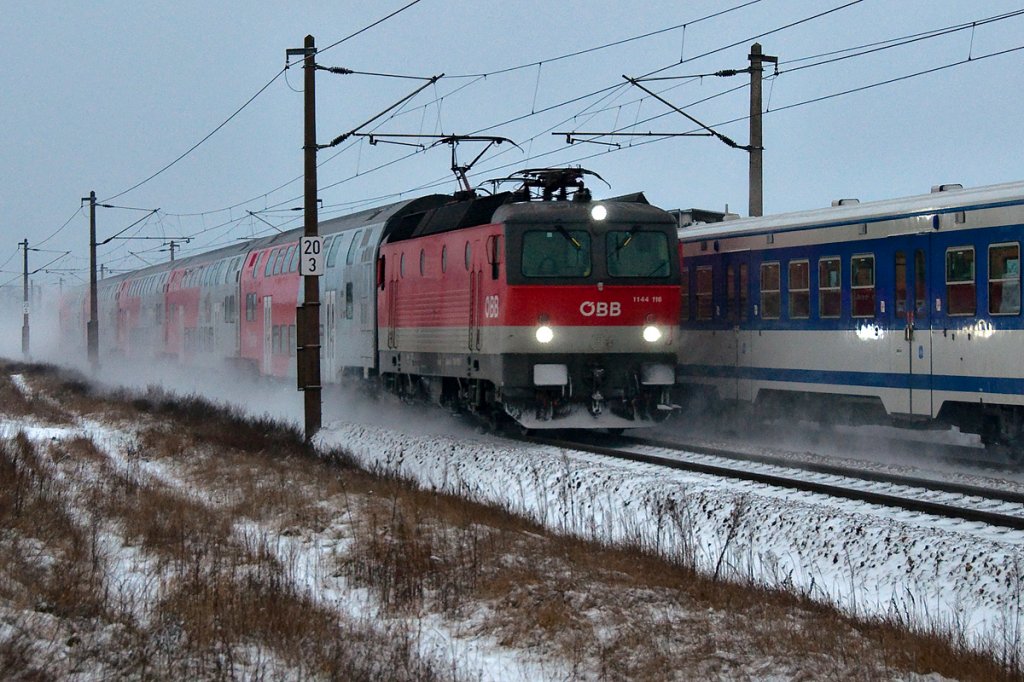 Zugbegegnung an der Nordbahn, im Jnner 2013. 1144 116 meets S-Bahn nach Gnserndorf. Die Aufnahme entstand bei Helmahof.