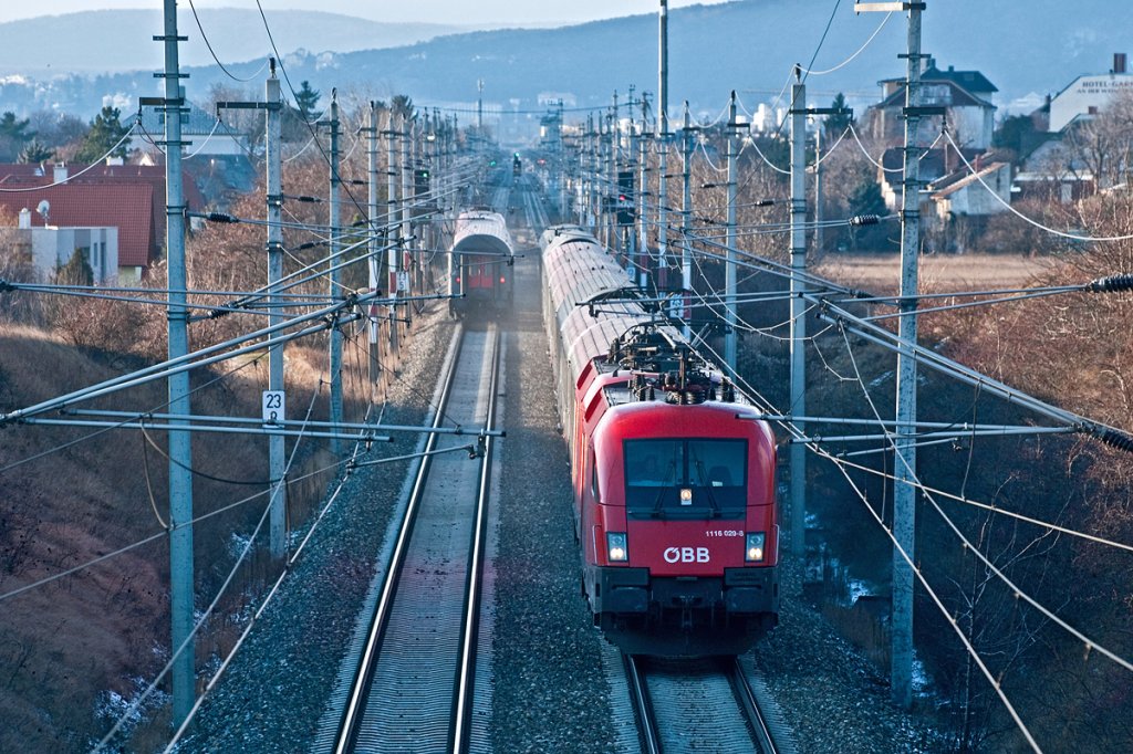 Zugbegegnung an der Sdbahn: EN 234 ist Richtung Wien unterwegs, whrend OIC 15555 Richtung Graz Hbf. unterwegs ist. Pfaffsttten, am 03.01.2010.