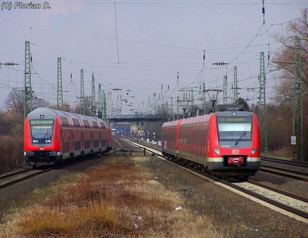 Zugbegegnung in Angermund. Der RE6 (4322) aus Minden(Westf) kommend, begegnet der Doppelteinheit S1 Richtung Dortmund, gebildet aus 422 017/517 und 422 042/542. 02.03.2010