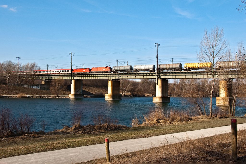 Zugbegegnung auf der Brcke ber das Wiener Entlastungsgerinne zwischen Wien Praterkai und Wien Lobau. Die Aufnahme entstand am 02.03.2013, als der EC 172 von Villach nach Hamburg-Altona unterwegs war.