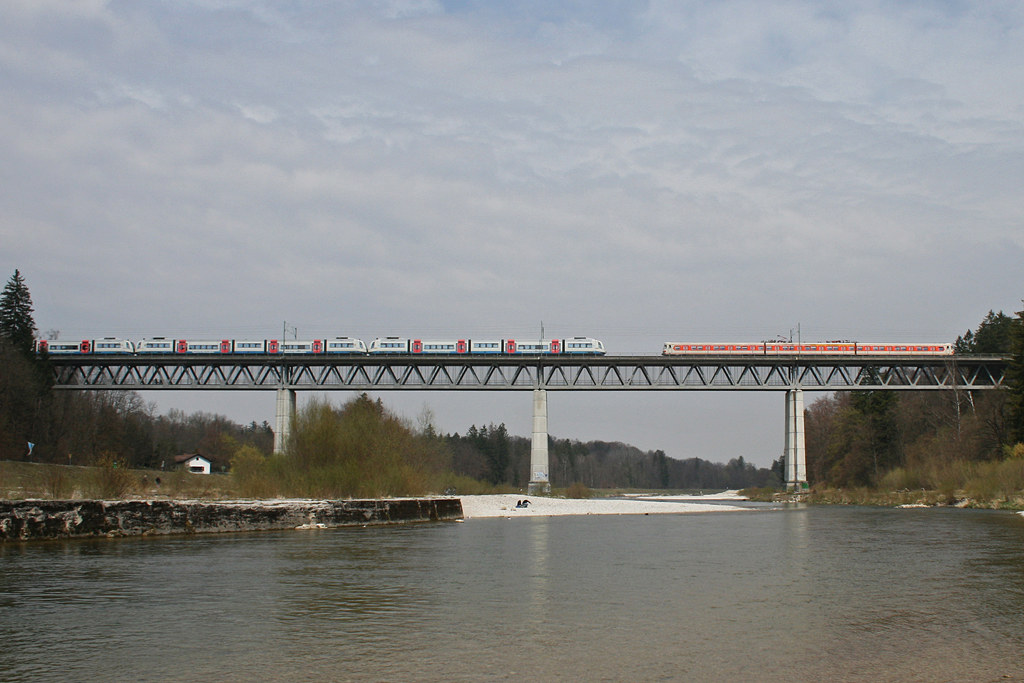 Zugbegegnung auf der Gro�hesseloher Br�cke in M�nchen: 420 001 bei seiner letzten Sonderfahrt und eine BOB. 18.04.2010.