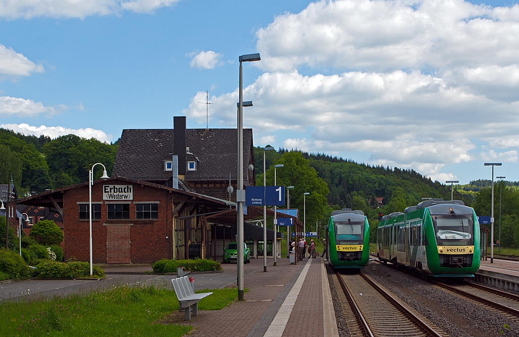 Zugbegegnung  auf der Oberwesterwaldbahn (KBS 461) am 04.05.2013 im Bahnhof  Nistertal / Bad Marienberg (frher Bf Erbach/Westerwald). 
Auf Gleis 1 (links) ist der Vectus VT 207   (95 80 0640 107-8 D-VCT) ein LINT 27 als RB nach Limburg (Lahn) gerade eingefahren. Auf Gleis 2 (rechts) steht der Vectus VT 256 (95 80 0648 156-7/656-6 D-VCT) ein LINT 41 als RB nach Au (Sieg) ber Altenkirchen, dieser Zug musste hier den Gegenzug abwarten, da die Strecke eingleisig ist. 

Ab Juli 2015 wird die Farbgebung auf dieser  Strecke auch anders aussehen. Dann fhrt hier auch die Hessische Landesbahn GmbH (HLB), wobei dann von Limburg durchgngig bis Siegen als RB 28 fahren wird (Limburg – Altenkirchen – Au – Betzdorf – Siegen – teils bis Kreuztal). Ab Au (Sieg) ist es dann die Siegstrecke (KBS 460).

Die vectus Verkehrsgesellschaft mbH  wird es dann wohl nicht mehr geben, die derzeitigen Gesellschafter der vectus sind die Hessische Landesbahn (74,9%) und die Westerwaldbahn (25,1%).

Bleibt nur zu hoffen dass die Fahrzeiten nicht allzu lang sein werden,
denn heute ist man von Limburg schon 2 Stunden bis Au unterwegs, von dort es dann wieder eine 3/4 Stunde bis Siegen. Mit dem Auto braucht man fr die Strecke max. 1 1/2 Stunden.
