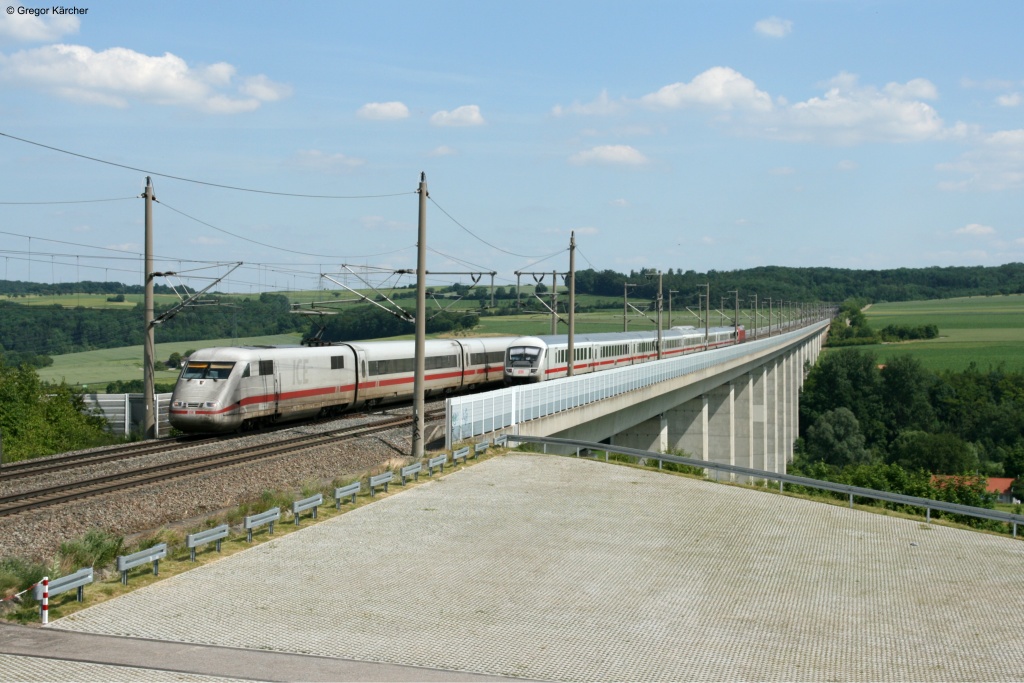 Zugbegegnung auf der Talbrcke Enzweihingen. Eine BR 401 Richtung Mannheim trifft als ICE 974 (Stuttgart-Kiel) auf den EC 117 (Frankfurt-Klagenfurt). Aufgenommen am 01.07.2013.