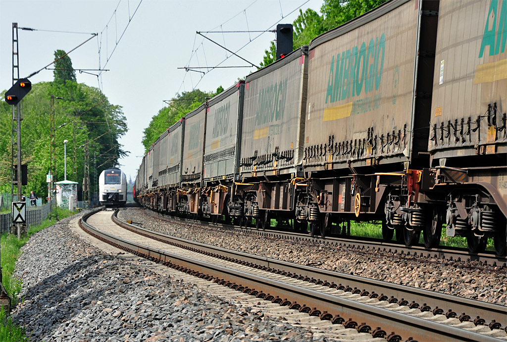Zugbegegnung in Bonn-S�d. 145 073-3 mit G�terzug und 460 017-7 Richtung Remagen im Gegenverkehr - 06.05.2011