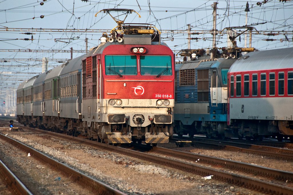Zugbegegnung in Breclav: SSK 350 018 erreicht soeben mit dem R 811 aus Brnn Breclav, whrend SSK 350 017 mit dem EC 272  Jaroslav Hasek  wieder Richtung Prag unterwegs ist. Die Aufnahme enstand am 14.11.2011.