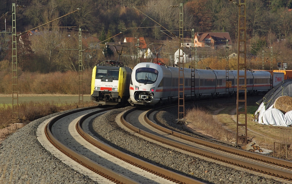 Zugbegegnung: Ein ICE-T in Fahrtrichtung Norden begegnet der 189 202 (ES 64 F4-202) in der Kurve zwischen Mecklar und Friedlos. Aufgenommen am 06.03.2011.
