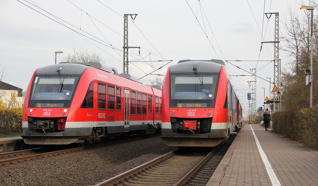 Zugbegegnung in Jbeck: 648 342 nach Kiel Hbf und 648 344 nach Husum treffen sich beim Halt. Aufgenommen am 11.04.2012.