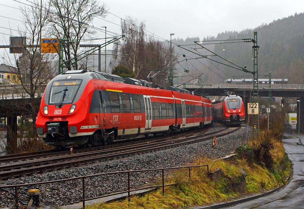 Zugbegegnung im Regen, es gibt wohl nur ein nasses Weihnachten: 
Der RE 9 - Rhein-Sieg-Express begegnen sich in Betzdorf/Sieg bei Km 122,8 am 23.12.2012. Der eine (hinten) 442 259 und 443 302 (ein vierteiliger und ein fnfteiliger Talent 2) fhrt, mit Verzgerungen im Betriebsablauf,  gleich in den Bahnhof Betzdorf ein, er fhrt als RE 10920 die Strecke Siegen - Kln - Aachen. Der andere 442 258, dieser Umlauf besteht nur aus dem einen vierteiligen Talent 2, er fhrt als RE 10915 von Betzdorf weiter in Richtung Siegen.