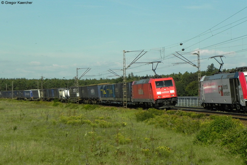 Zugbegegnung im Waghuseler Bogen. Die DB 185 235-9 trifft mit einem gemischten Gterzug auf die 185 665-7 von Kombiverkehr, die den Ekol-Ganzzug am Haken hatte. Das Bild war reiner Zufall und nicht so geplant. Aufgenommen am 23.09.2011 bei Waghusel.