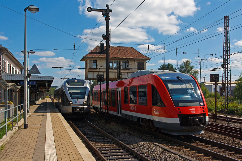 Zugbegenung im Bahnhof Kreuztal am 11.08.2012 - Links hlt der ET 22005 (2-teiliger Stadler Flirt) der Abellio Rail NRW als RB 91 (Ruhr-Sieg-Bahn) Siegen-Hagen, rechts 640 009  (LINT 27)  der 3-Lnder-Bahn  kommt von Bad Berleburg und fhrt als RB 93 (Rothaarbahn) ein. Der Flirt musste erst den LINT das Gleis queren lassen, da dieser zuvor von der KBS 443 (Rothaarbahn) auf die KBS 440 (Ruhr-Sieg-Strecke) gewechselt hat. Hier siehe auch Bild: http://www.bahnbilder.de/bild/deutschland~triebzuege~br-640-lint-27/620403/640-009-lint-27-der-3-laender-bahn.html